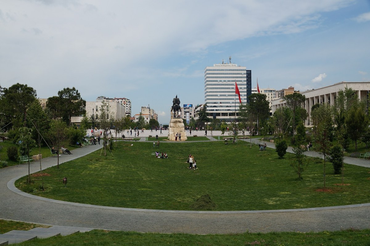 Sheshi Skënderbej në Tiranë, me statujën e Skënderbeut
